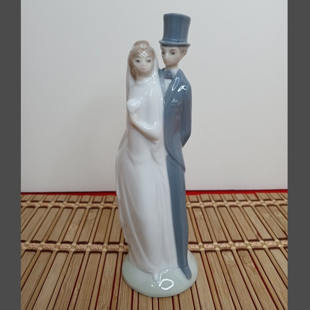 Nao by Lladro Bride & Groom Couple Figurine Porcelain Wedding Cake Topper
